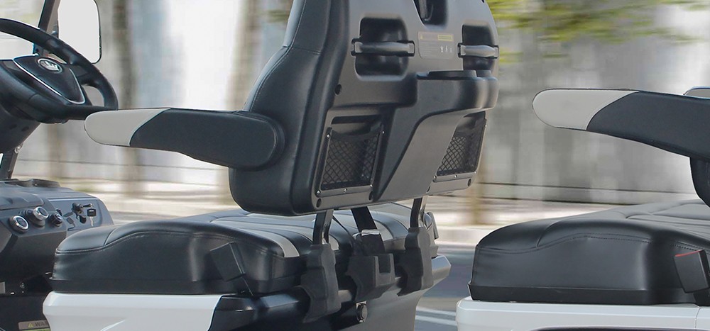 LUXURY SEATS WITH HANDLES EVOLUTION D5-MAVERICK 6 PLUS - TIGON GOLF CARTS